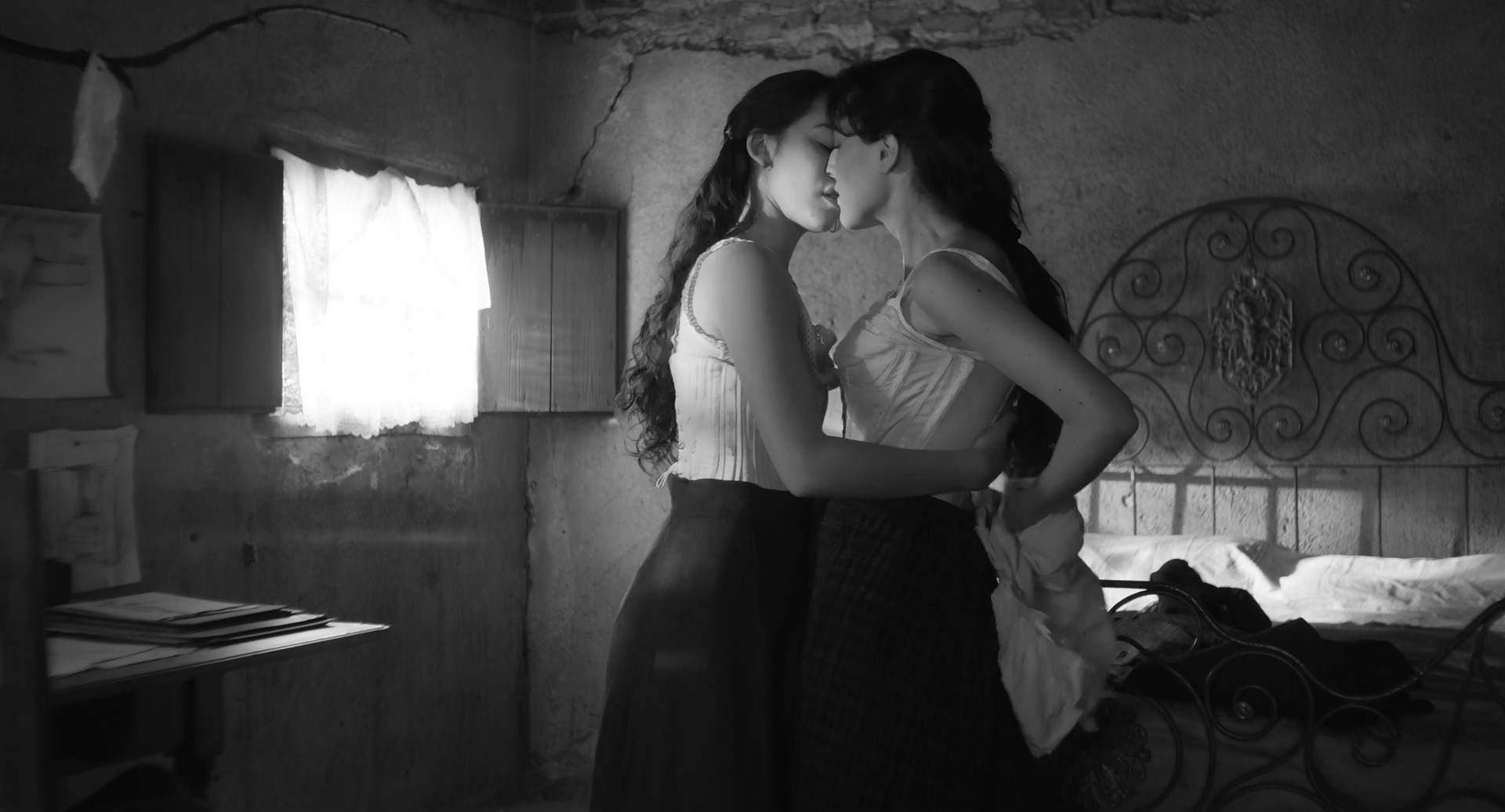 Spanish Celebs Natalia De Molina & Greta Fernandez Lesbian Sex Scene.