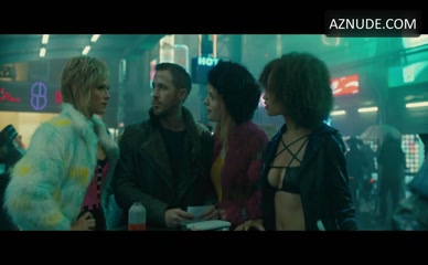 Ana De Armas & Mackenzie Davis () Blade Runner 