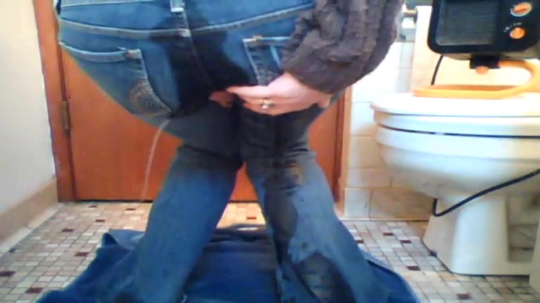 Silver M. recommendet peeing jeans multiple times public